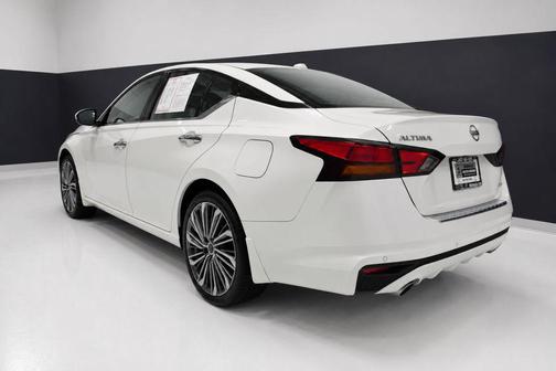 Pearl White Tricoat 2023 Nissan Altima 2.5 SL