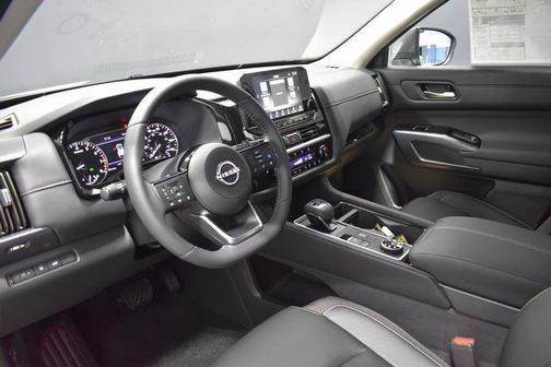2025 Nissan Pathfinder SL 4WD