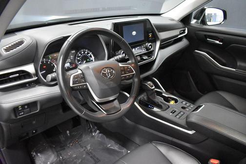 Midnight Black Metallic 2024 Toyota Highlander XLE
