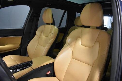2017 Volvo XC90 T6 Momentum