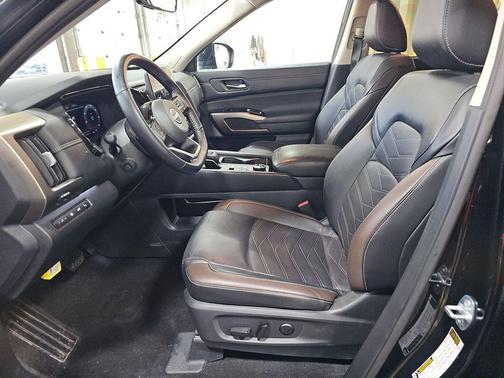 Super Black 2024 Nissan Pathfinder Platinum 4WD