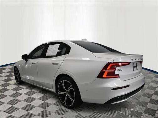 2024 Volvo S60 B5 Plus Dark Theme