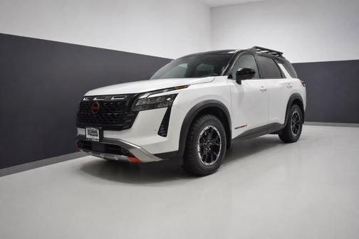 Everest White Pearl Tricoat/Super Black 2026 Nissan Pathfinder Rock Creek
