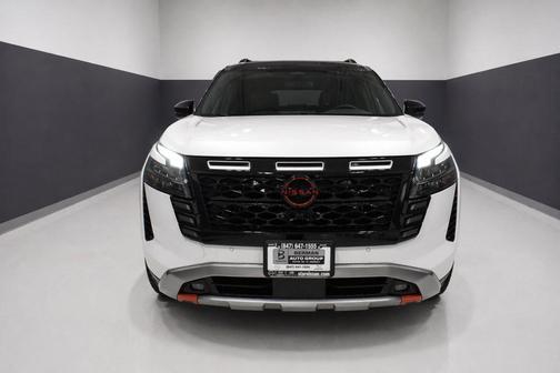 Everest White Pearl Tricoat/Super Black 2026 Nissan Pathfinder Rock Creek