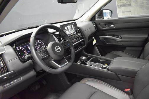 2025 Nissan Pathfinder SL 4WD