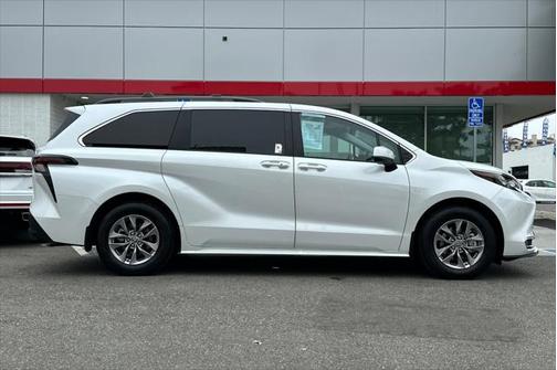2024 Toyota Sienna XLE 8 Passenger