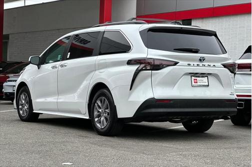 2024 Toyota Sienna XLE 8 Passenger