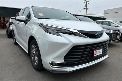 2024 Toyota Sienna XLE 8 Passenger