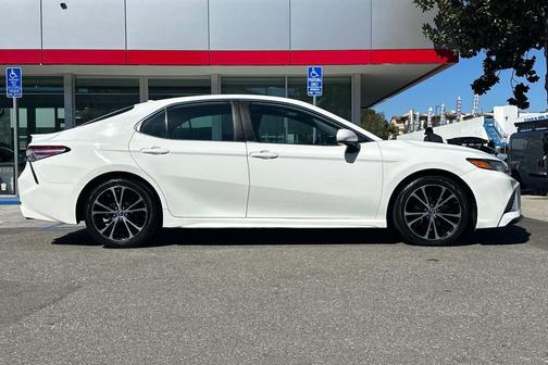 2020 Toyota Camry SE