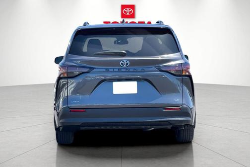 2025 Toyota Sienna LE
