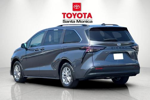 2025 Toyota Sienna LE