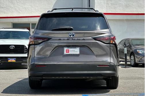 2024 Toyota Sienna LE