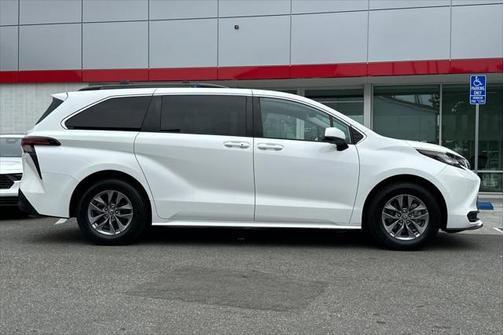 2022 Toyota Sienna LE