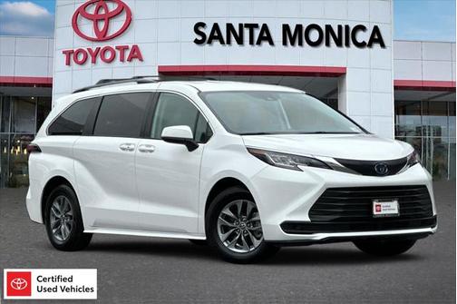 2022 Toyota Sienna LE