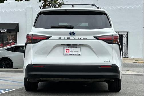 2022 Toyota Sienna LE