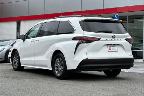 2022 Toyota Sienna LE