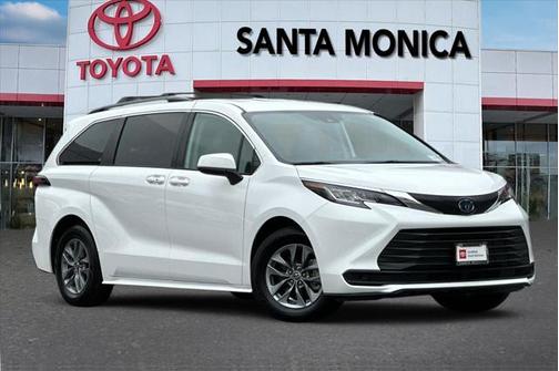 2022 Toyota Sienna LE