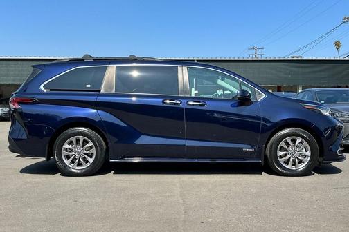 2021 Toyota Sienna XLE 8 Passenger