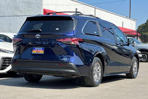 2021 Toyota Sienna XLE 8 Passenger