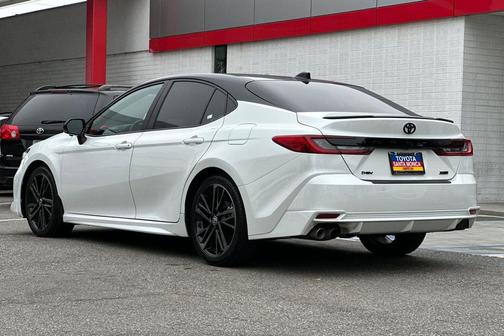 Wind Chill Pearl/Midnight Black Metallic 2025 Toyota Camry XSE