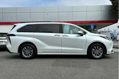 2023 Toyota Sienna XLE 7 Passenger