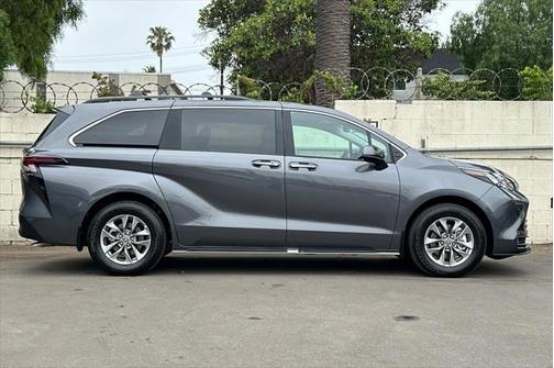 2025 Toyota Sienna XLE 8 Passenger