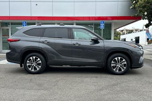 Magnetic Gray Metallic 2023 Toyota Highlander Hybrid XLE