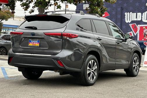 Magnetic Gray Metallic 2023 Toyota Highlander Hybrid XLE