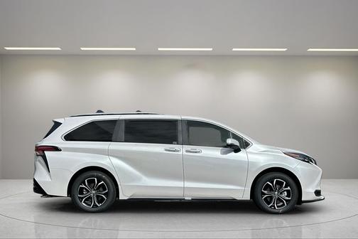 2025 Toyota Sienna Platinum 7 Passenger
