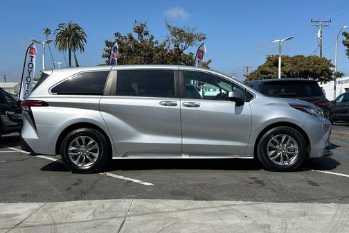 2022 Toyota Sienna XLE