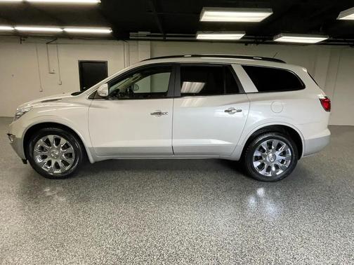White 2011 Buick Enclave 2XL