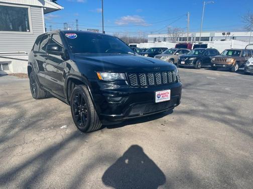 Photo 3 of 15 of 2017 Jeep Grand Cherokee Laredo