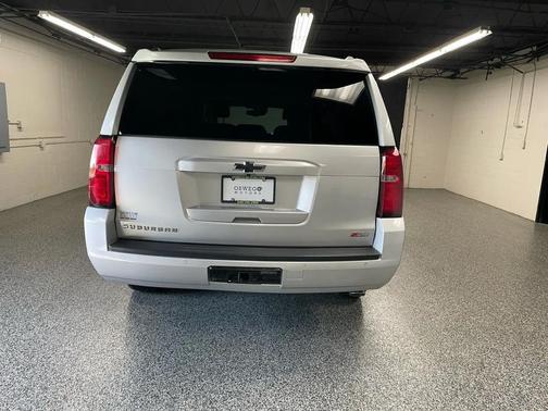 Silver Ice Metallic 2017 Chevrolet Suburban LT