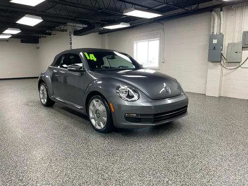 Platinum Gray Metallic/Black Roof 2014 Volkswagen Beetle 1.8T