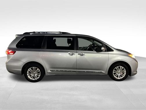 2016 Toyota Sienna XLE