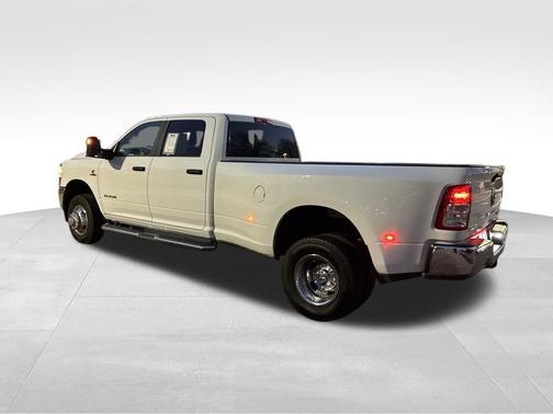 2024 RAM 3500 Big Horn Crew Cab 4x4 8' Box