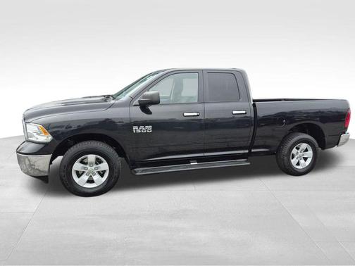 Brilliant Black Crystal Pearlcoat 2017 RAM 1500 SLT