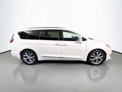White 2017 Chrysler Pacifica Limited