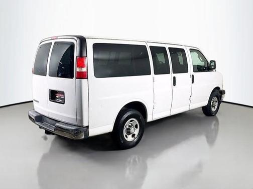 Summit White 2017 Chevrolet Express 2500 LT