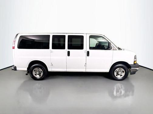 Summit White 2017 Chevrolet Express 2500 LT
