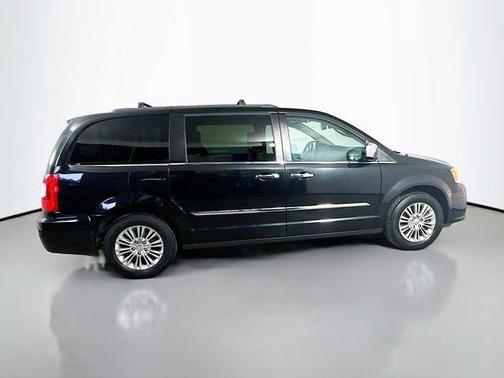 2016 Chrysler Town & Country Touring-L