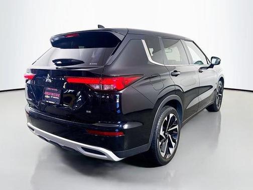 Black 2023 Mitsubishi Outlander SE