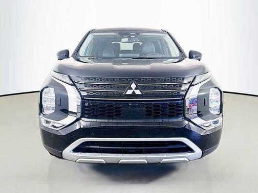 Black 2023 Mitsubishi Outlander SE