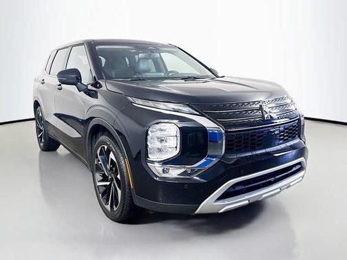 Black 2023 Mitsubishi Outlander SE