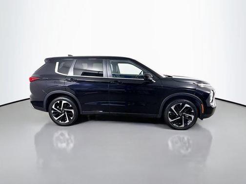 Black 2023 Mitsubishi Outlander SE