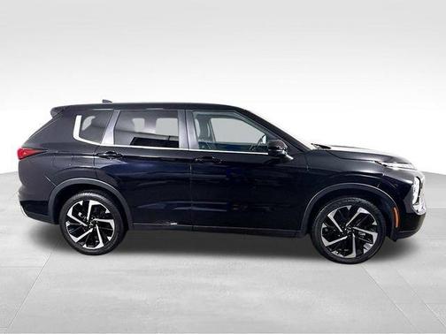 Black 2023 Mitsubishi Outlander SE