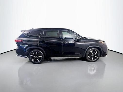Midnight Black Metallic 2021 Toyota Highlander XSE
