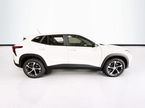 Summit White 2026 Chevrolet Trax 1RS