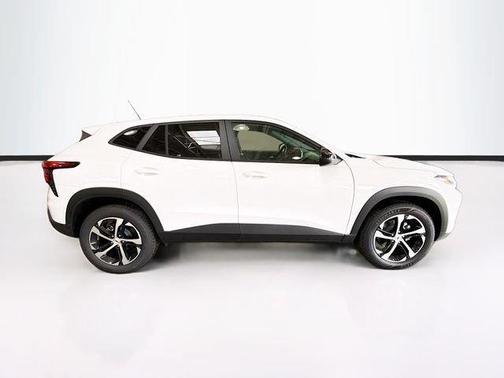 Summit White 2026 Chevrolet Trax 1RS