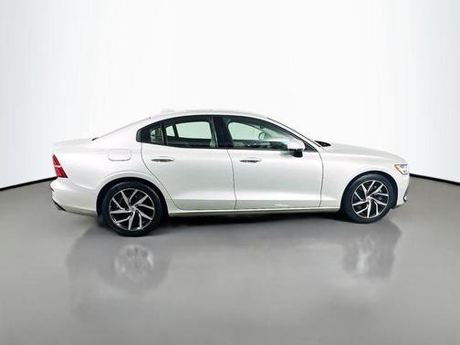 2020 Volvo S60 T6 Momentum